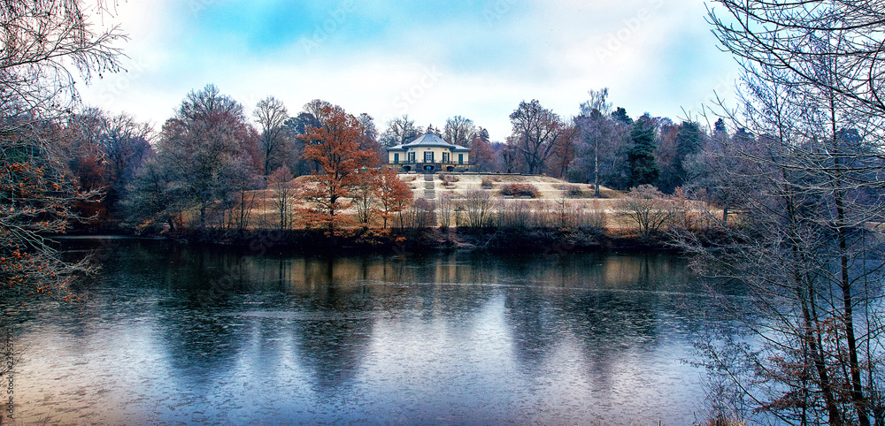 Fototapeta premium Bärensee Schloss Winter Eis Frost See Stuttgart