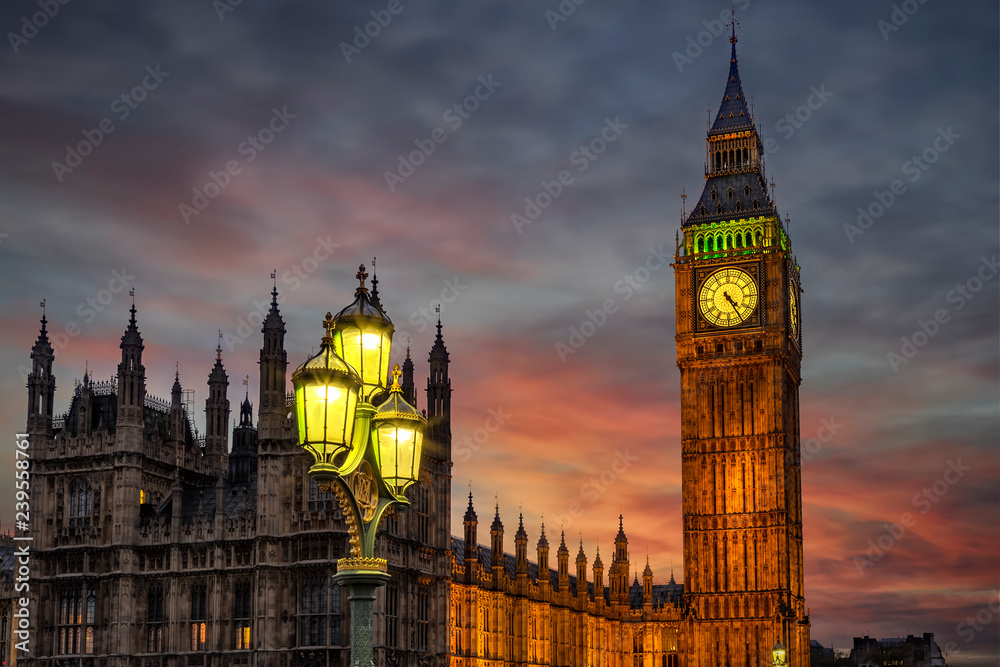 Nahaufnahme des Big Ben Turmes in Westminster in London am Abend nach Sonnenuntergang