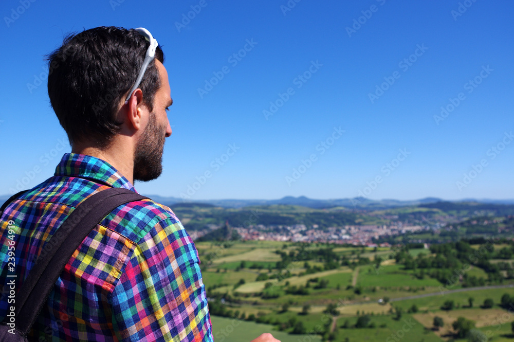 homme regardant le Puy en Velay depuis la forteresse de Polignac homme regardant le Puy en Velay depuis la forteresse de Polignac