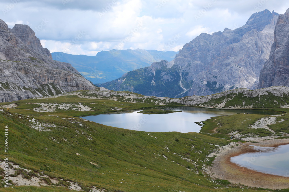 Naklejka premium Jezioro w górach