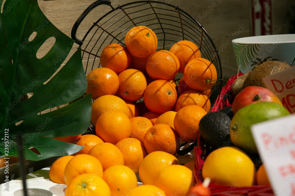 Naranjas en una cesta tumbada 