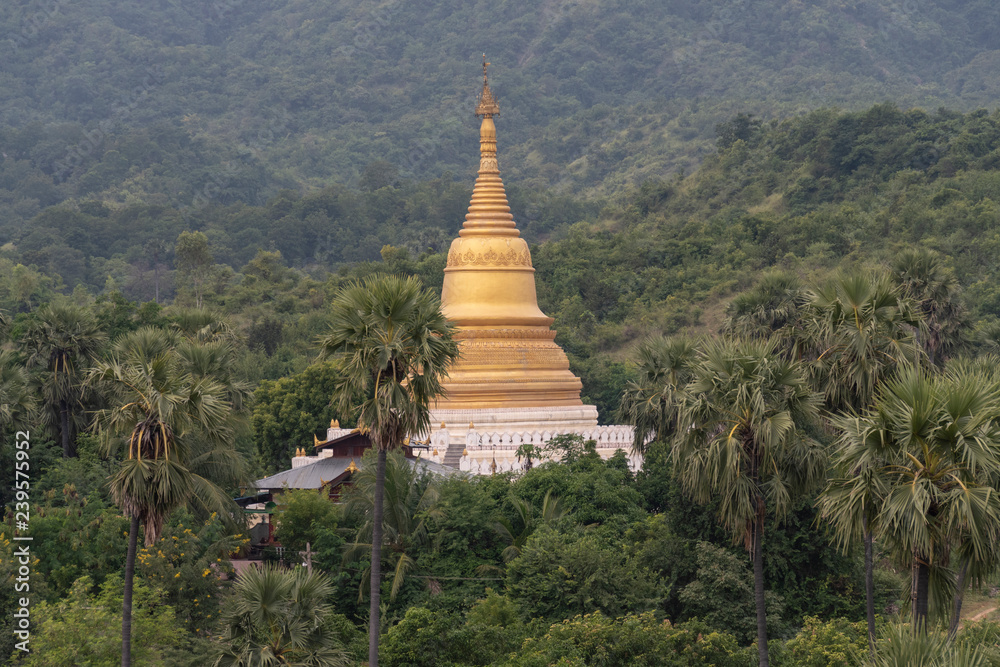 Pagoda dorada en Mingun, Myanmar