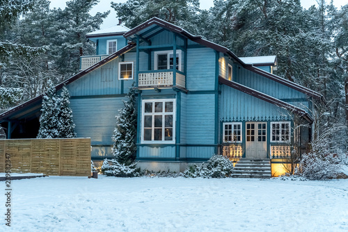 Wspaniały i wyjątkowy stary, drewniany dom w zimowej scenerii
