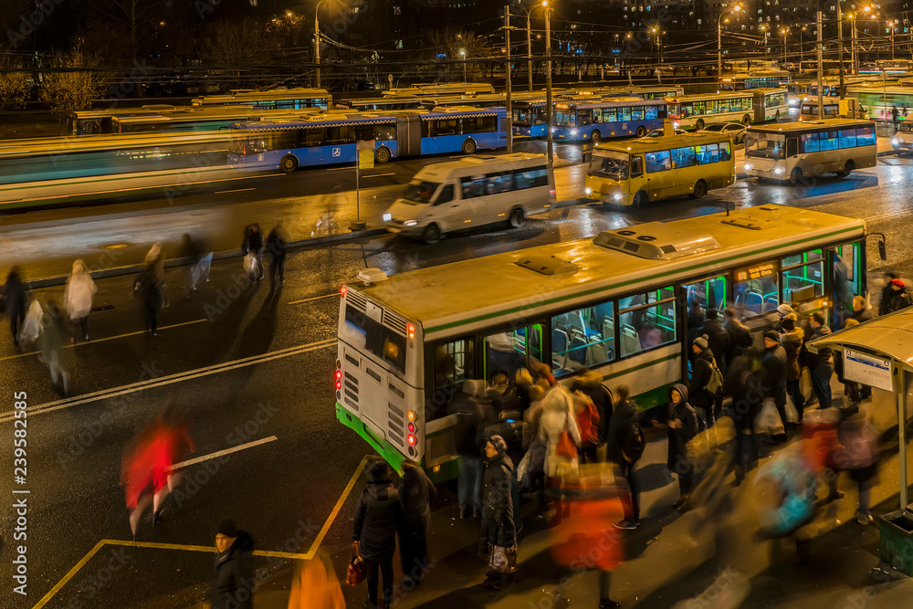 Obraz premium passengers waiting and boarding buses at the bus terminal