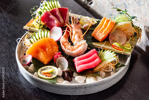 Japońskie jedzenie. duży zestaw sushi i sashimi