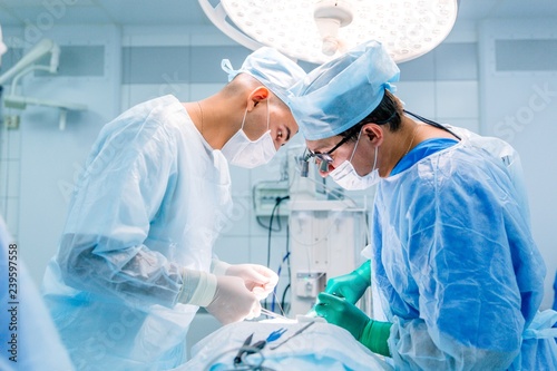 Quadro em tela Neurosurgeon with an assistant doing surgery in intensive care