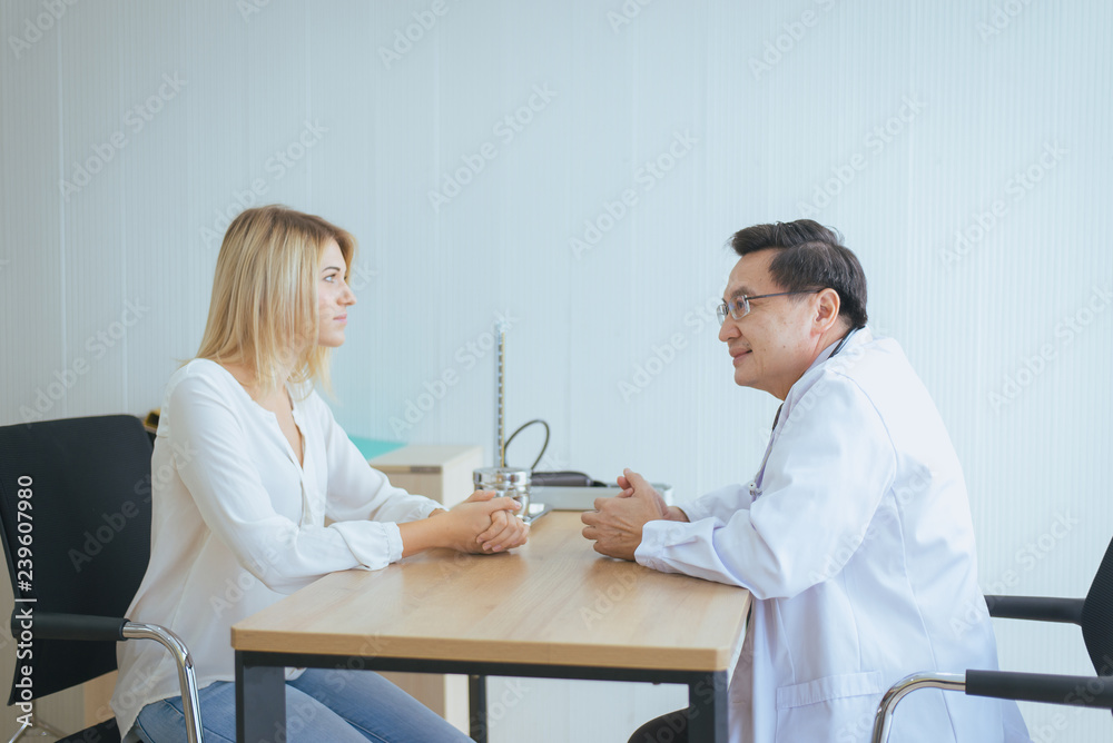 Obraz premium Man doctor examining to woman patient and follow up treatment at hospital