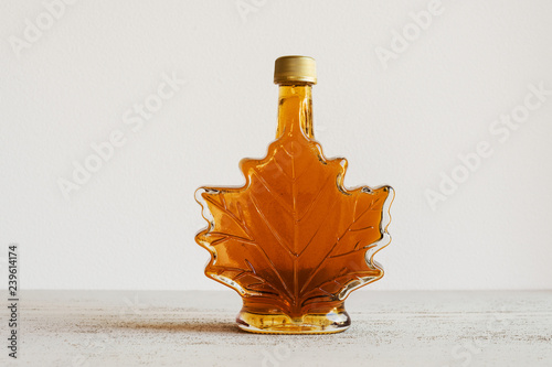 Schilderij op canvas maple syrup in leaf bottle