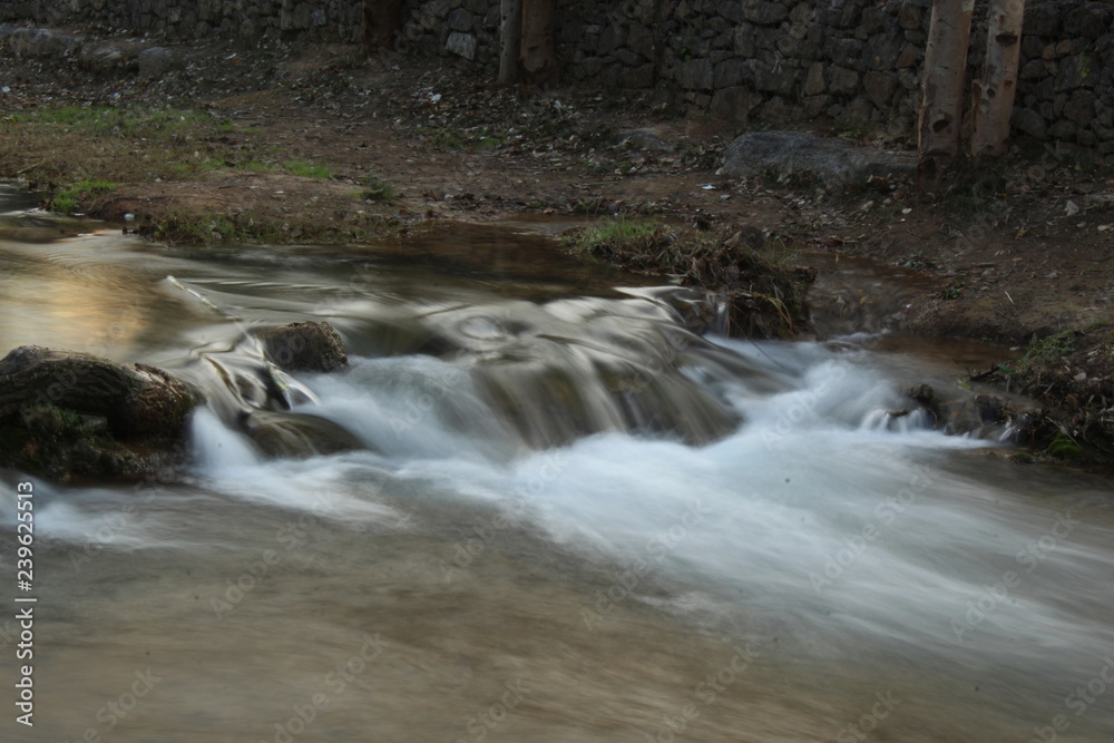 Fototapeta premium Fotografia larga exposición de saltos de agua en el rio