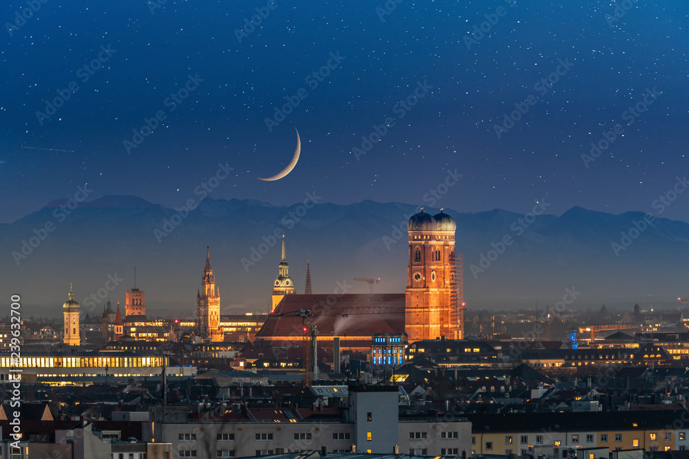 Naklejka premium Widok z lotu ptaka panoramę Monachium w nocy Widok starego miasta i miasta w nocy.