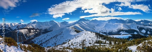 Zimowa panorama Tatr Zachodnich, widok z Grzesia na Wołowiec i okoliczne szczyty