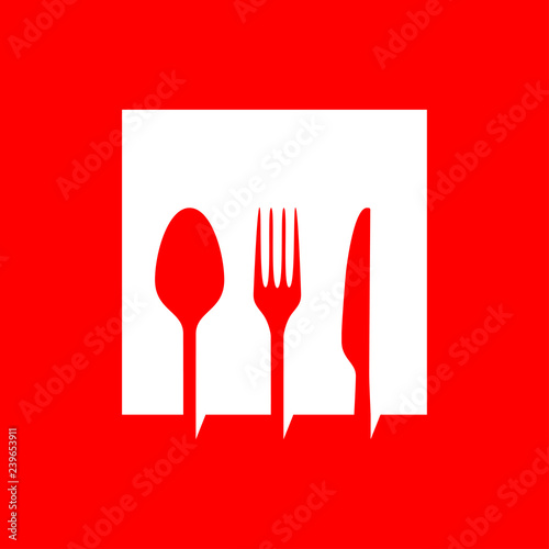 Icono plano con cubiertos en espacio negativo en cuadrado en fondo rojo