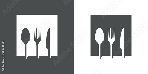 Icono plano con cubiertos en espacio negativo en cuadrado en gris y blanco