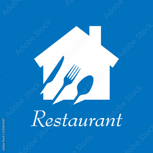 Logotipo con texto Restaurant con cubiertos en espacio negativo en vivienda en fondo azul