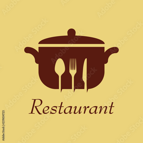 Logotipo con texto Restaurant con cubiertos en espacio negativo en cacerola en tonos marrón