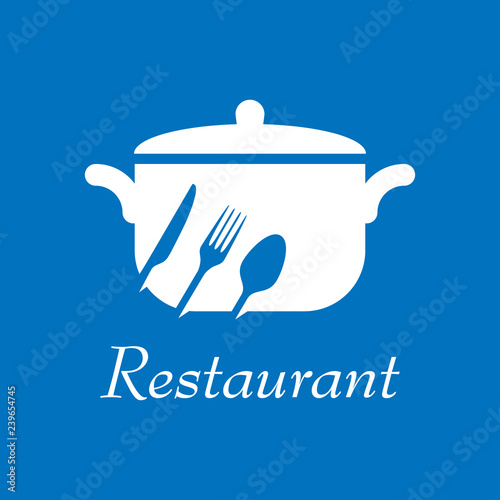 Logotipo con texto Restaurant con cubiertos inclinados en espacio negativo en cacerola en fondo azul