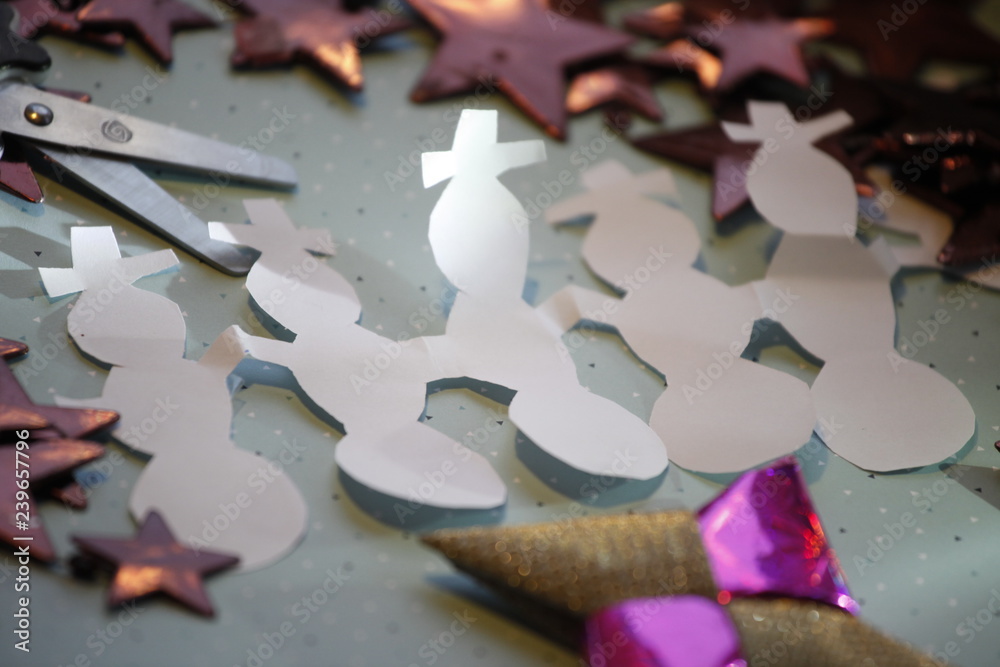Basteln für Weihnachten und Kinder mit Schneemann Girlande aus Papier,  Sternen, Schere Stock Photo | Adobe Stock