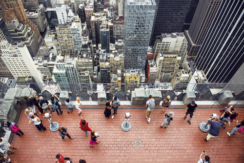 Foto Tourist people taking pictures from rooftop on Manhattan skyscraper