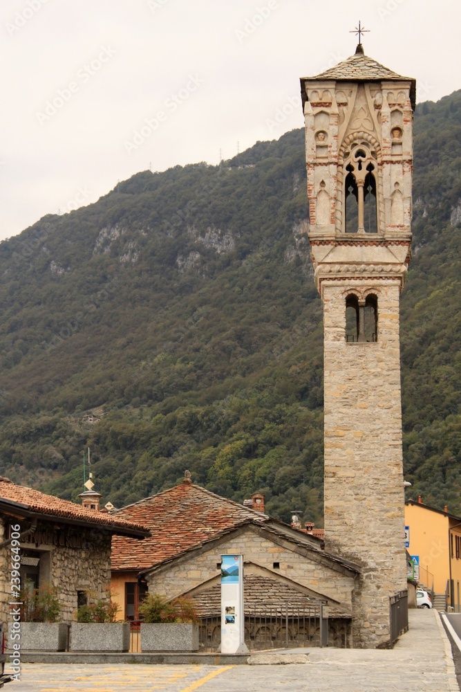 Markanter Kirchturm von Santa Maria Maddalena in Ossuccio