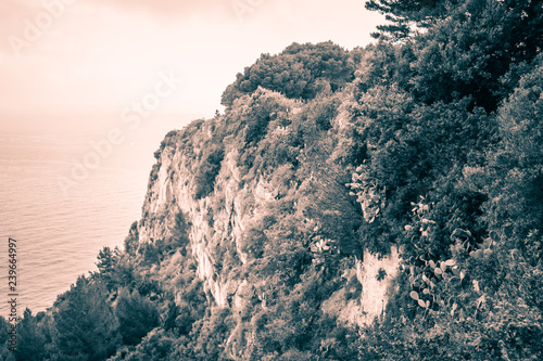 Die steinige Westküste der Insel Capri mit ihrem wunderschönen Wanderpfad und einigen kleinen Festungsruinen. photo