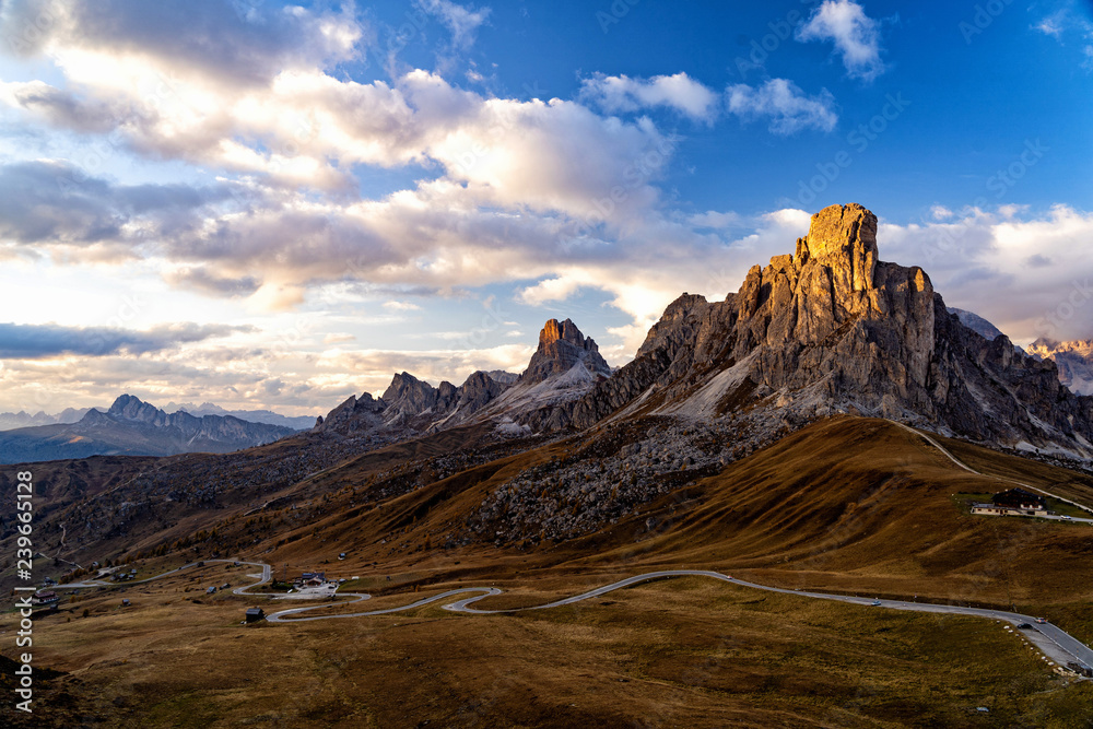 Obraz premium Scenic view of majestic Dolomites mountains in Italian Alps. Landscape shot at the Passo di Giau, in the the Italian Dolomites, during autumn time.