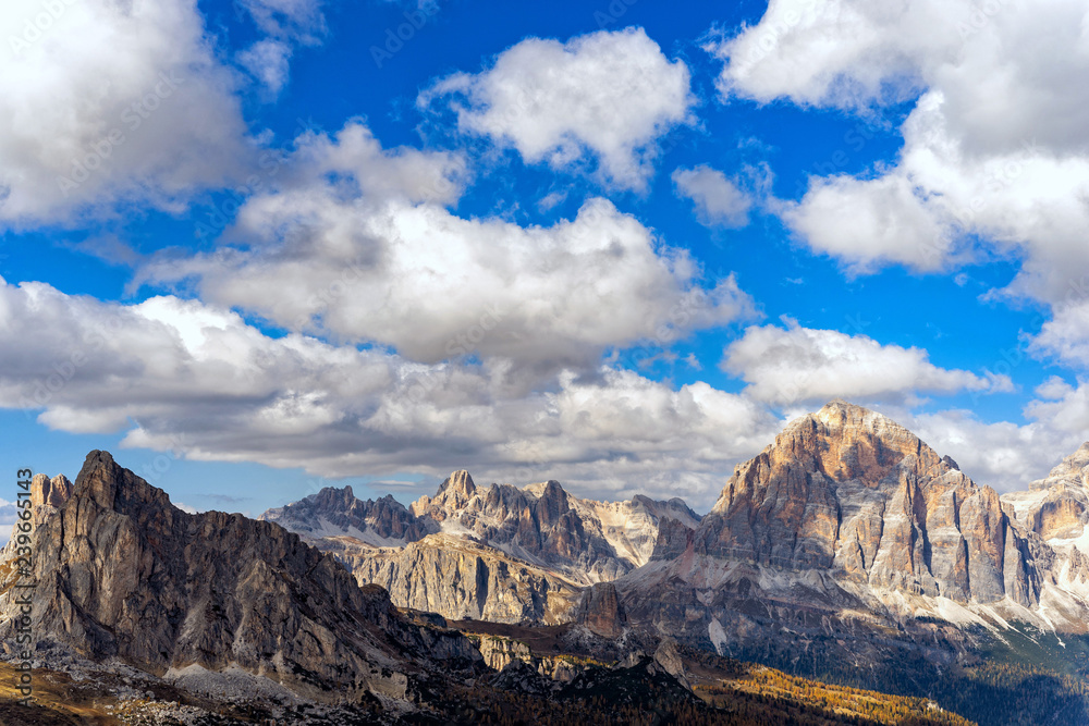 Obraz premium Colorful scenic view of majestic Dolomites mountains in Italian Alps. Landscape photo of colorful trees and rocky mountains in the the Italian Dolomites during autumn time.