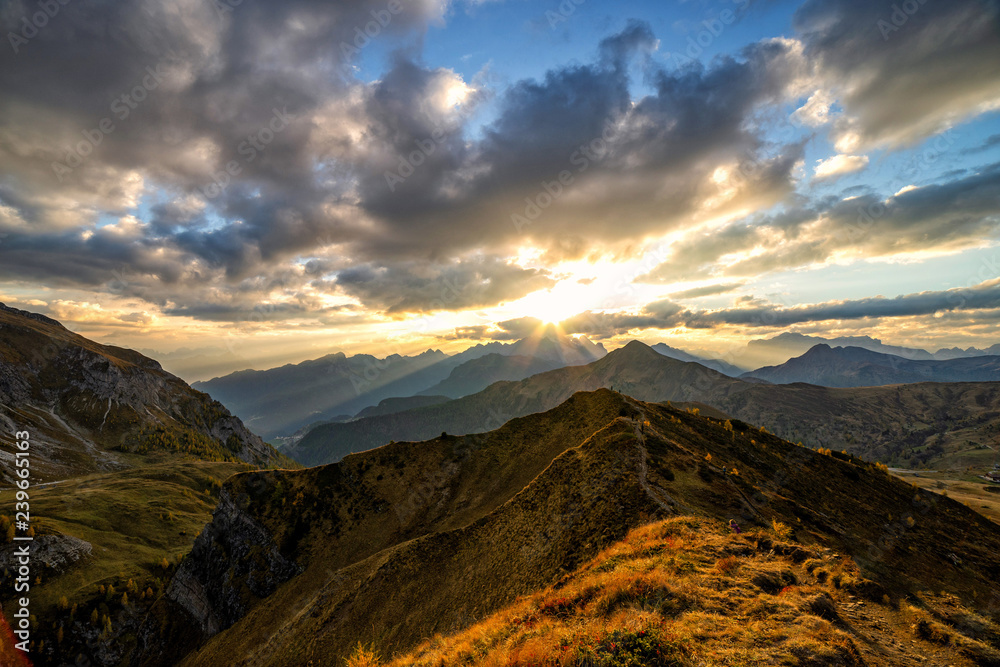 Obraz premium Beautiful sunset shot of majestic Dolomites mountains in Italian Alps. Landscape shot of high rocky mountains in the the Italian Dolomites during Autumn time.