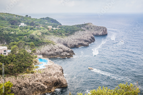 Die steinige Westküste der Insel Capri mit ihrem wunderschönen Wanderpfad und einigen kleinen Festungsruinen. photo