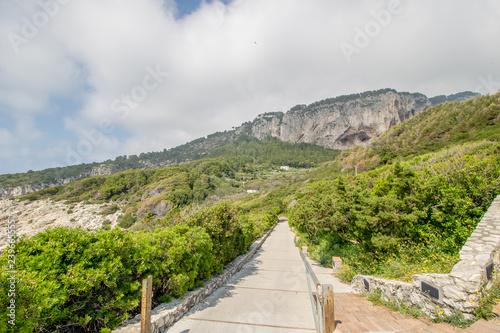 Die steinige Westküste der Insel Capri mit ihrem wunderschönen Wanderpfad und einigen kleinen Festungsruinen. photo