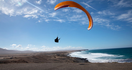 Fotobehang Luchtsport Paragliden hoog in blauwe lucht  © wip-studio