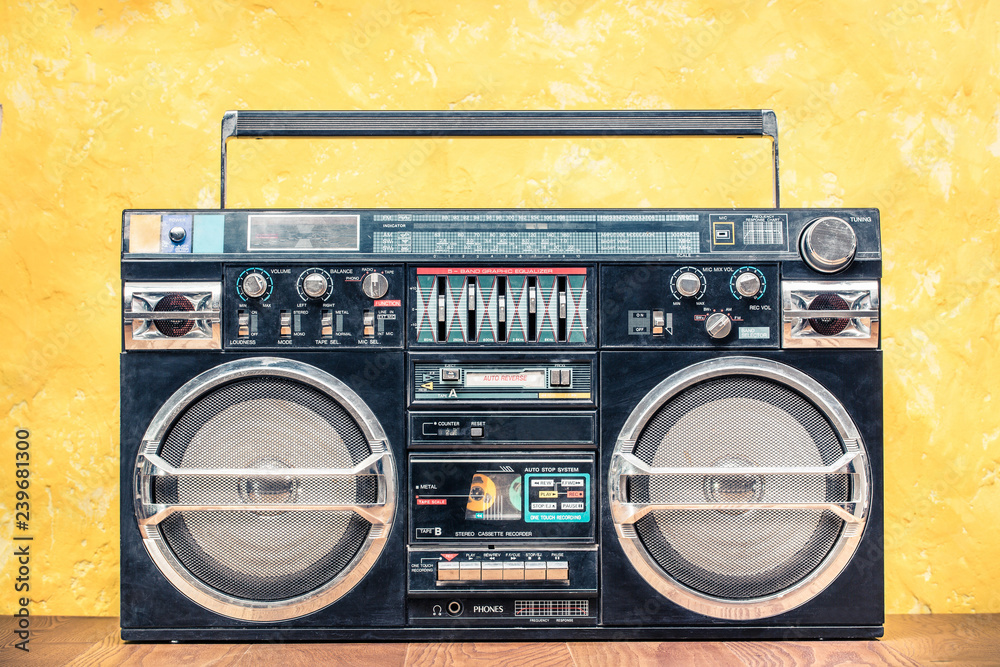 Retro outdated portable stereo boombox radio receiver with cassette  recorder from circa 80s front concrete textured yellow wall background.  Listening music concept. Vintage old style filtered photo foto de Stock |  Adobe