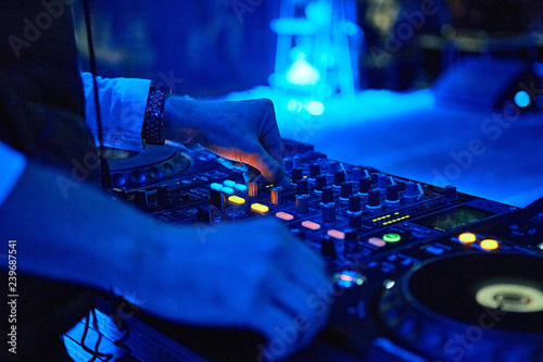 Fotografia Dj hands mixing track outdoor at party festival nightlife view of disco club out