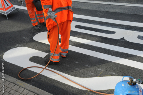 Anbringung neuer Fahrbahnmarkierung photo