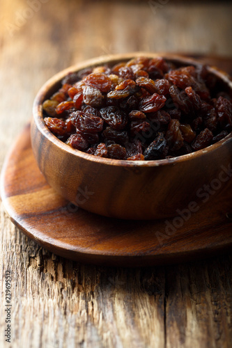 Raisins in the wooden bowl
