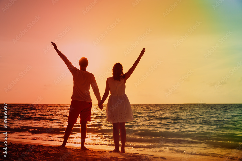 Fototapeta premium Happy romantic couple on the beach at sunset