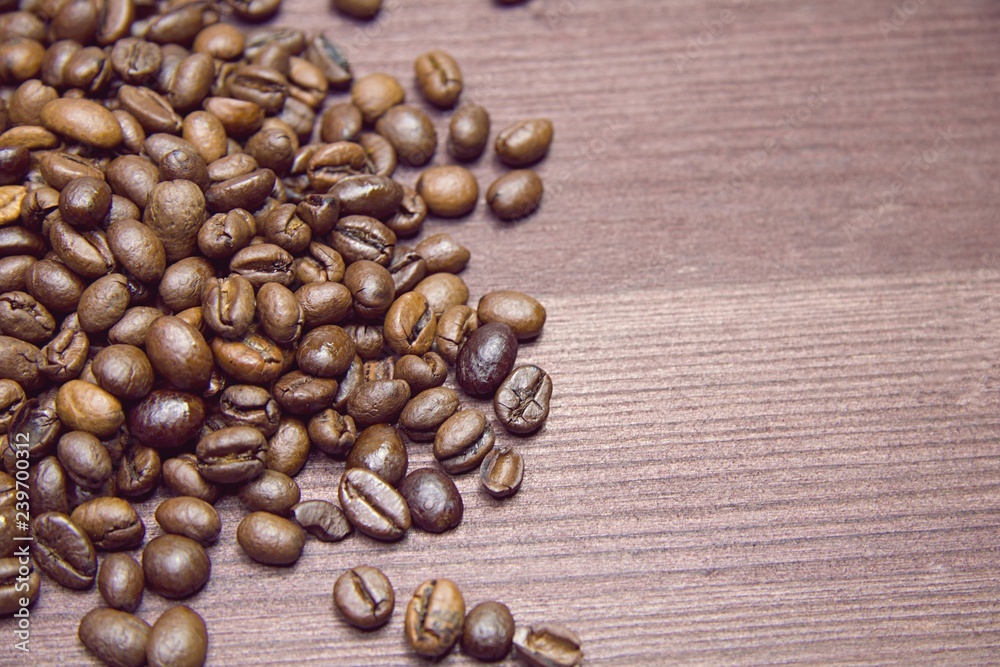 Kaffeebohnen auf Holz Hintergrund. Kaffeebohnen auf Holz Hintergrund.