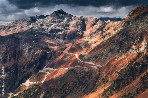 Strasse in den Schweizer Alpen. Oberwald. Obergoms.