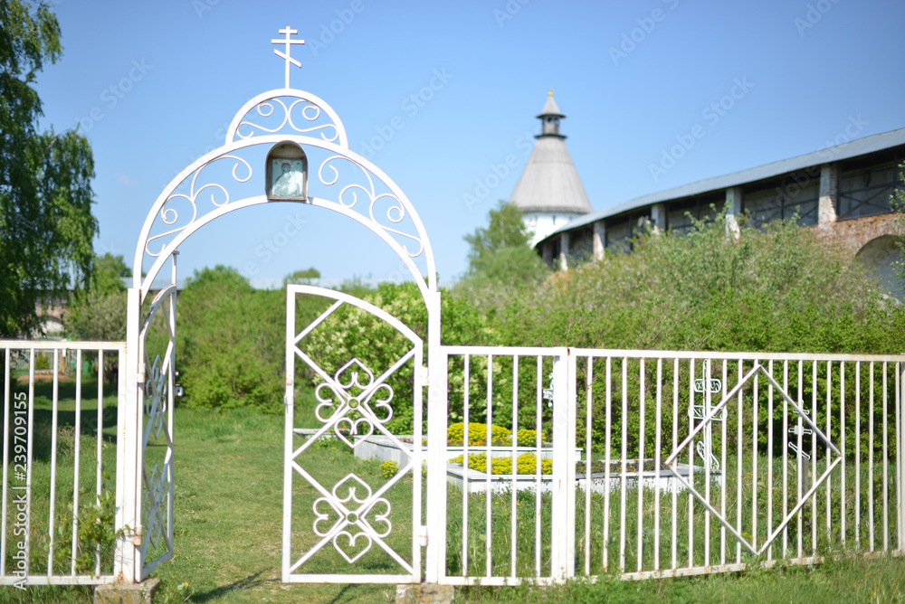 Fototapeta premium NIZHNY NOVGOROD, RUSSIA - MAY 22, 2015: Trinity Makaryev Zheltovodsky Monastery located on the cost of Volga river in Nizhny Novgorod region