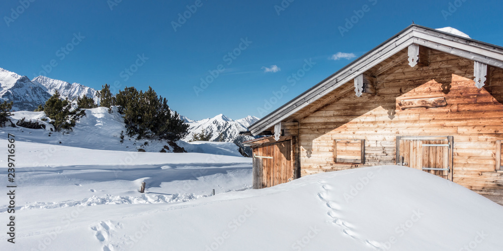 Schihütte in einer Winterlandschaft als Panorama