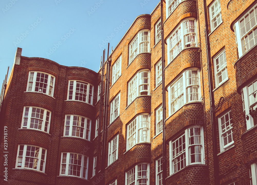 Vista di un palazzo Londinese con finestre bianche e mattoni marroni