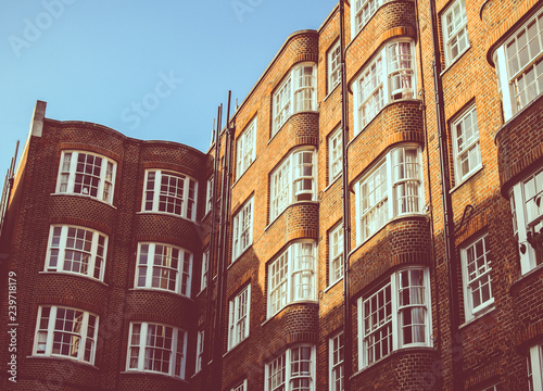 Vista di un palazzo Londinese con finestre bianche e mattoni marroni