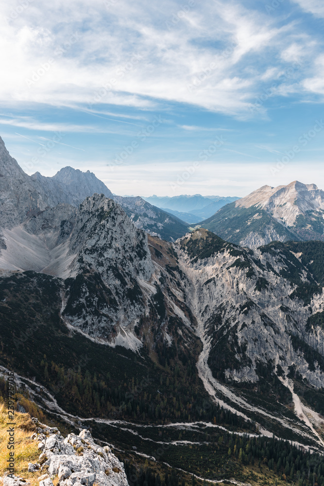Karwendelgebirge, Blick vom Torkopf über Steinkarspitze und Wechselkopf zur Hochkarspitze und Soiernspitze. Hinterriß, Tirol, Österreich.