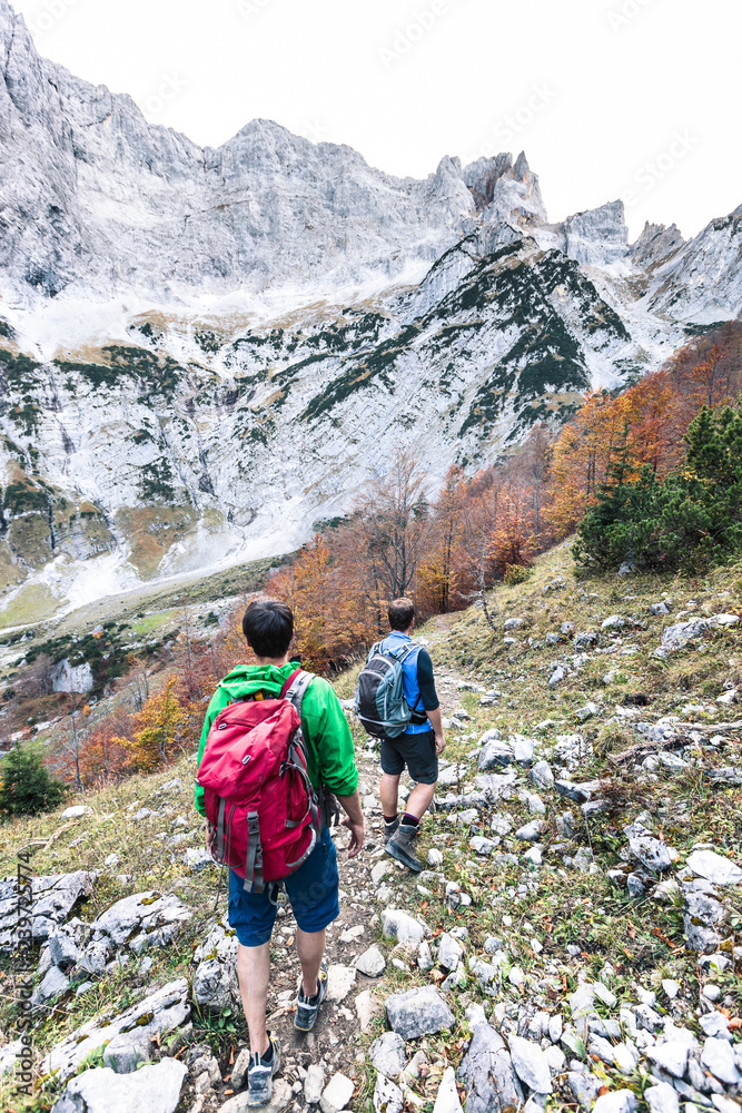 Wanderer steigen  im Karwendelgebirge vom Torkopf ins Gamskar Richtung Hinterriß ab, Tirol, Österreich.