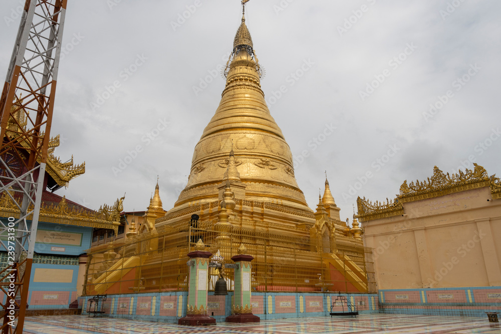 Fototapeta premium Sagaing pagoda dorada, Myanmar