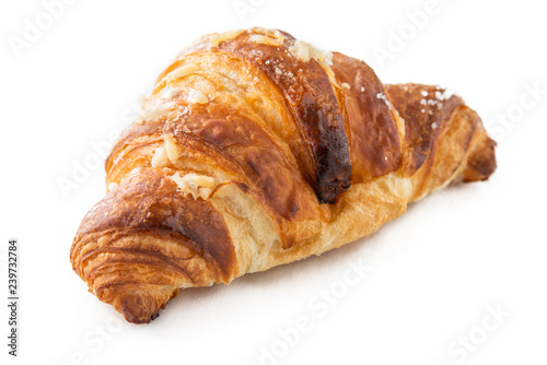 Croissant fresco su fondo bianco