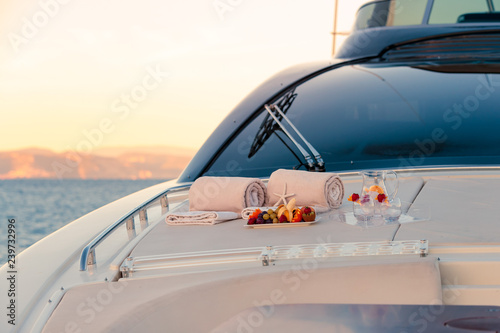 Tableau sur toile cocktail au coucher du soleil en mer