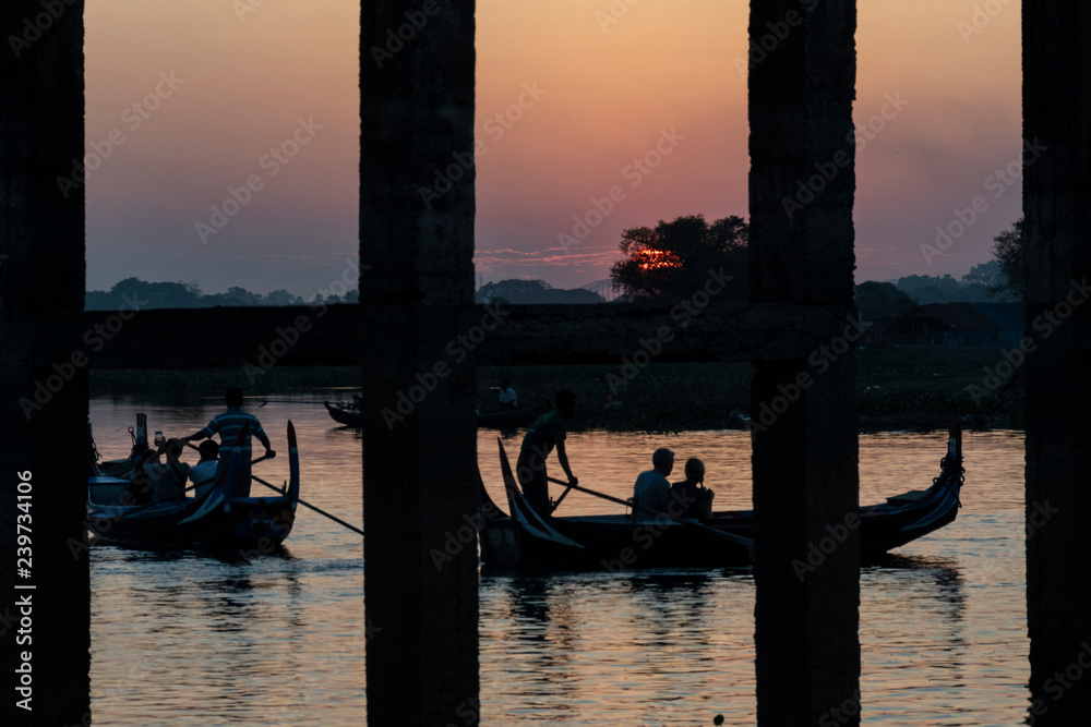 Fototapeta premium Atardecer en el antiguo puente U Bein, Amarapura. Myanmar
