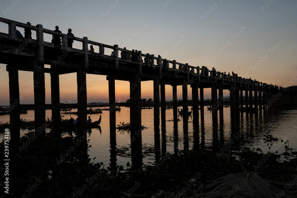 Atardecer en el antiguo puente U Bein, Amarapura. Myanmar