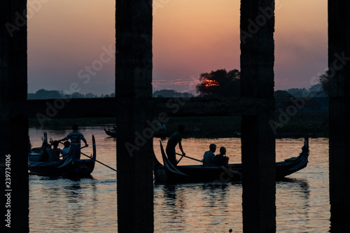 Atardecer en el antiguo puente U Bein, Amarapura. Myanmar