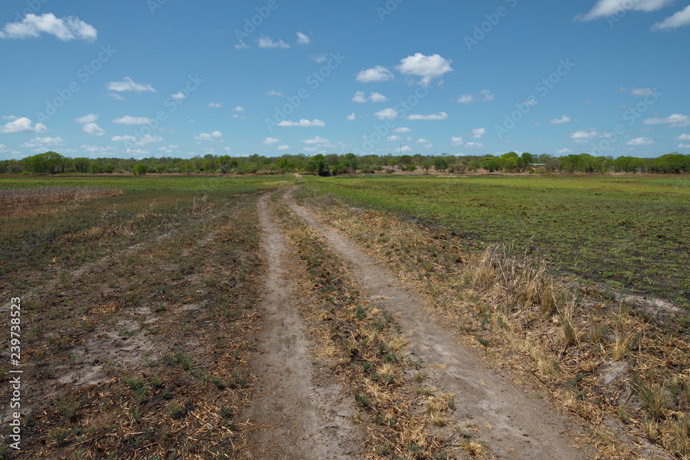 Straße über das ausgetrocknete Flussbett des Changane in Mosambik